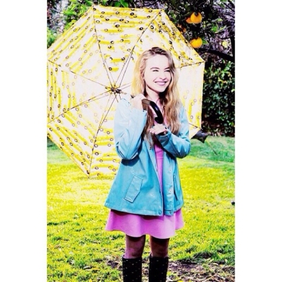 sabrinacarpenter-daily_2810529.jpg