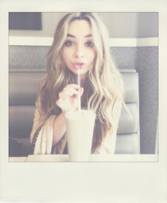 sabrinacarpenter-daily_2844829.jpg