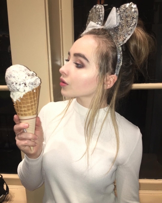 sabrinacarpenter-daily_2852129.jpg