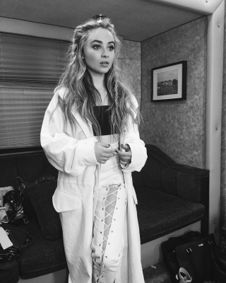 sabrinacarpenter-daily_2872129.jpg