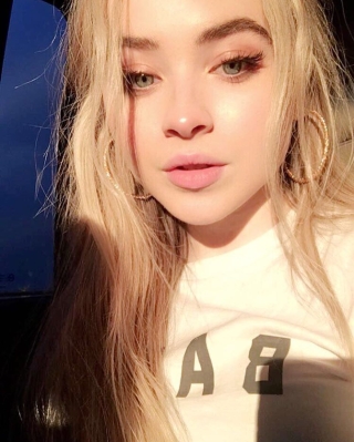 sabrinacarpenter-daily_2874629.jpg