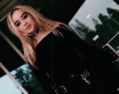 sabrinacarpenter-daily_2875629.jpg