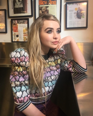 sabrinacarpenter-daily_2876129.jpg