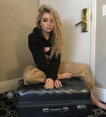 sabrinacarpenter-daily_2888729.jpg