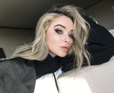 sabrinacarpenter-daily_2895129.jpg