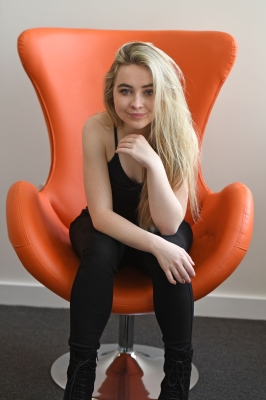 sabrinacarpenter-daily_281329.jpg