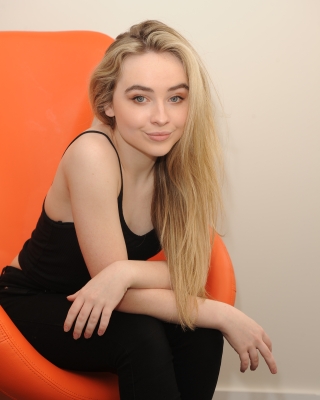 sabrinacarpenter-daily_282429.JPG