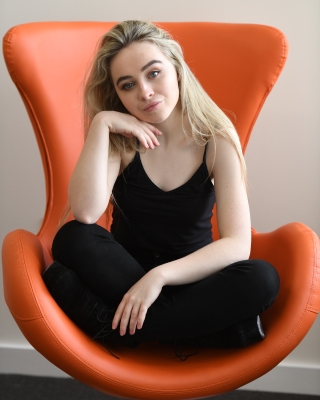 sabrinacarpenter-daily_28929.JPG