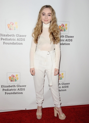 sabrinacarpenter-daily_282329.jpg