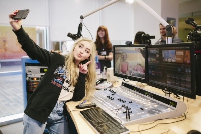 sabrinacarpenter-daily_28529.jpg