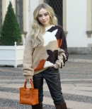 sabrinacarpenter-daily_28429.jpg