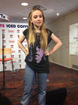 sabrinacarpenter-daily_2817529.jpg