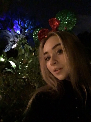 sabrinacarpenter-daily_2815529.jpg