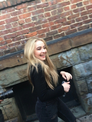 sabrinacarpenter-daily_2837529.jpg