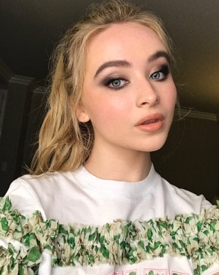 sabrinacarpenter-daily_2832229.jpg