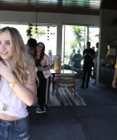 sabrinacarpenter-daily_281329.jpg