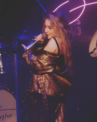 sabrinacarpenter-daily_283329.jpg