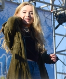 sabrinacarpenter-daily_282929.jpg