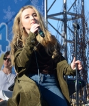 sabrinacarpenter-daily_28629.jpg