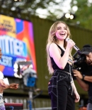 sabrinacarpenter-daily_282629.jpg