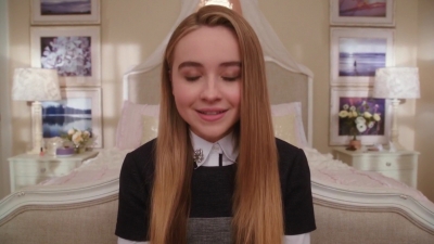 sabrinacarpenter-daily_281429.jpg