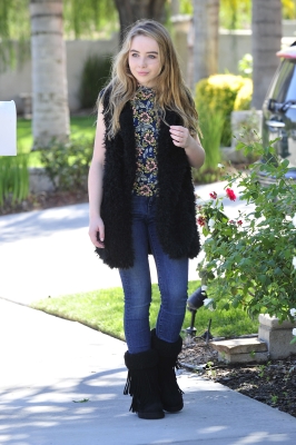 sabrinacarpenter-daily_28829.JPG