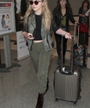 sabrinacarpenter-daily_282529.jpg