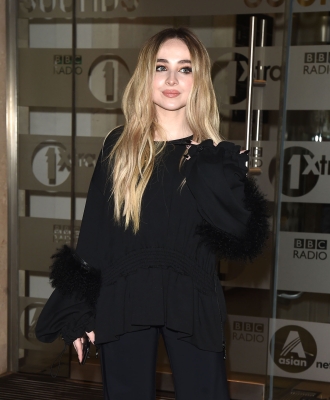 sabrinacarpenter-daily_28429.jpg