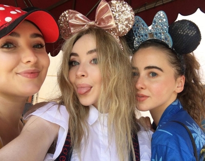 sabrinacarpenter-daily_2885929.jpg