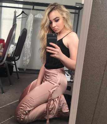 sabrinacarpenter-daily_2886729.jpg