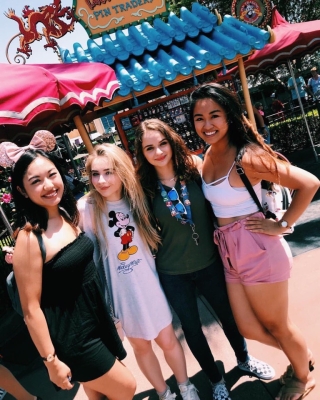 sabrinacarpenter-daily_2854229.jpg