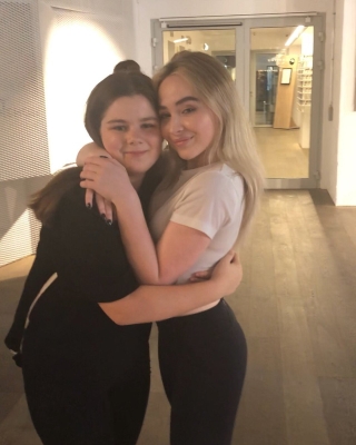 sabrinacarpenter-daily_2862629.jpg