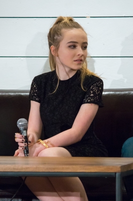 sabrinacarpenter-daily_282429.jpg