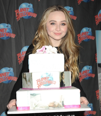 sabrinacarpenter-daily_287929.jpg