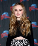 sabrinacarpenter-daily_281829.jpg