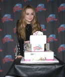 sabrinacarpenter-daily_282329.jpg