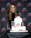 sabrinacarpenter-daily_282529.jpg