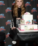 sabrinacarpenter-daily_285929.jpg