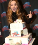 sabrinacarpenter-daily_28629.jpg