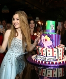 sabrinacarpenter-daily_282029.jpg