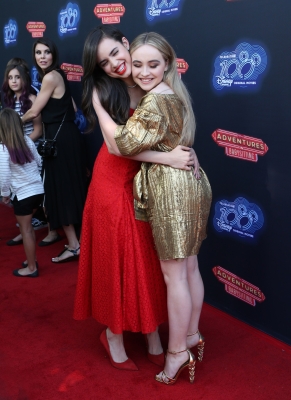 sabrinacarpenter-daily_281429.jpg