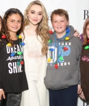 sabrinacarpenter-daily_281029.jpg