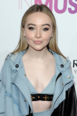 sabrinacarpenter-daily_281629.jpg