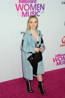 sabrinacarpenter-daily_285629.JPG