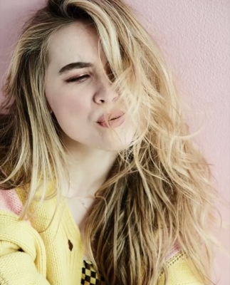 sabrinacarpenter-daily_281229.jpg