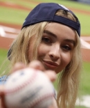 sabrinacarpenter-daily_28329.jpg