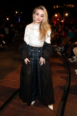 sabrinacarpenter-daily_28929.jpg