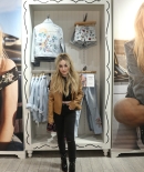 sabrinacarpenter-daily_28529.jpg