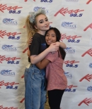 sabrinacarpenter-daily_281729.jpg