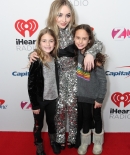 sabrinacarpenter-daily_281629.jpg